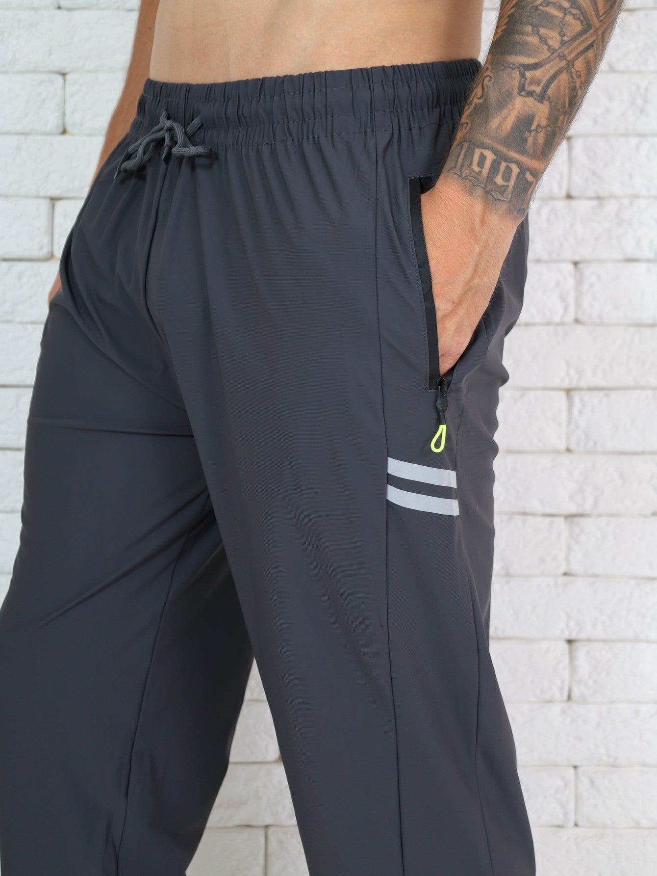 Calça Jogger Masculina Esportiva Dry Fit com Zíper - Tecido Térmico Refrescante